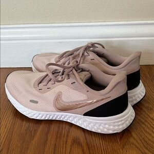 Nike Women's Revolution 5 Running Shoes Barely Rose